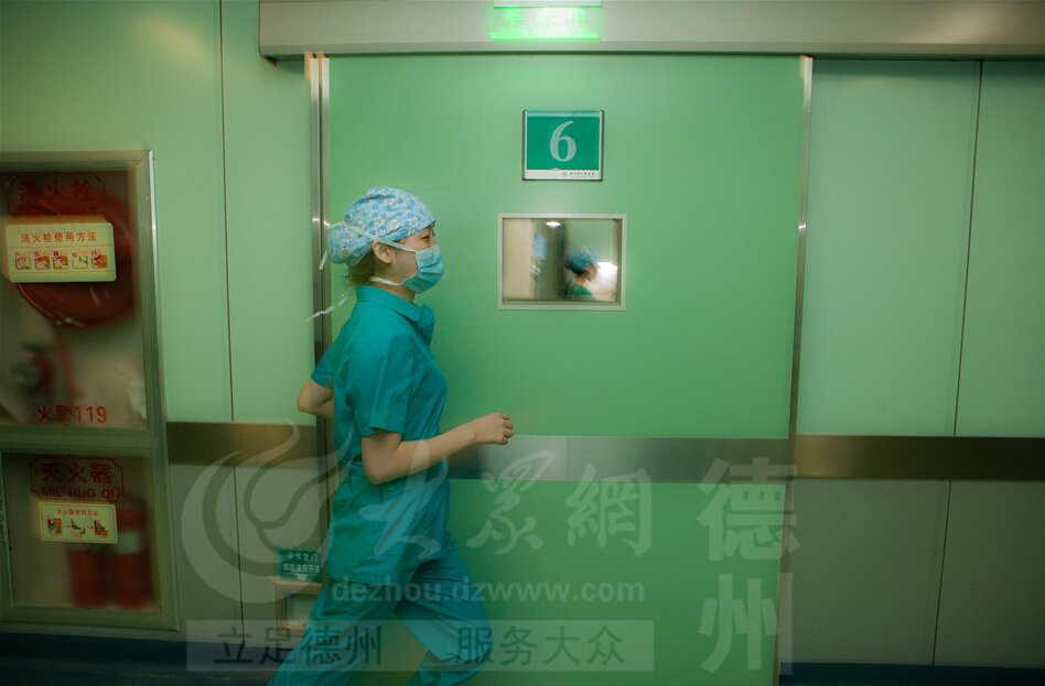 是一群翘首以盼