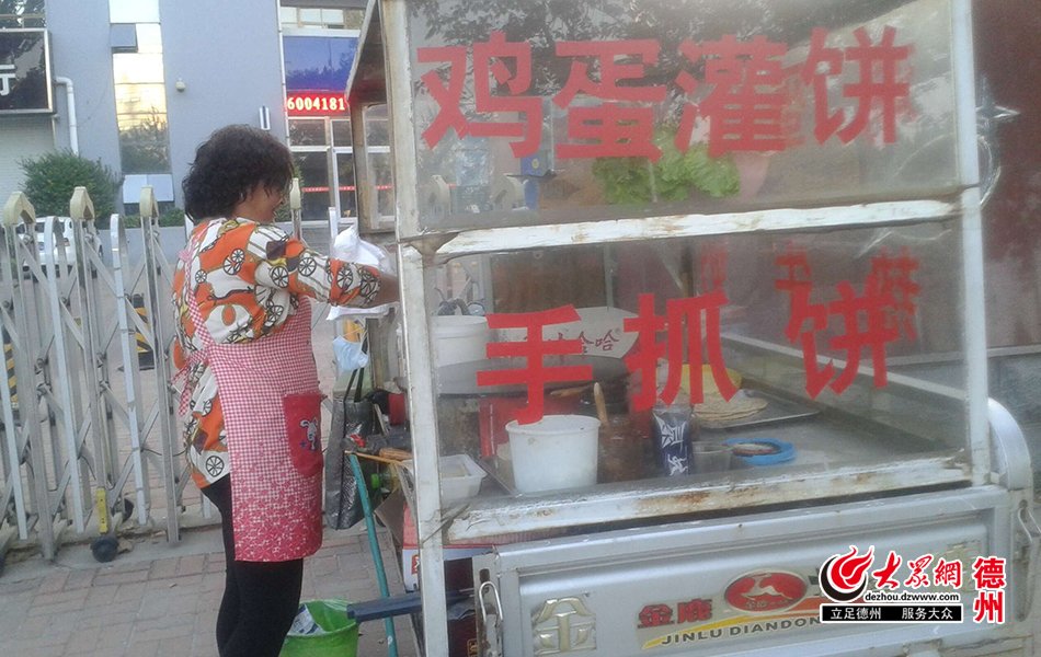一阵发动机的轰鸣划破夜空