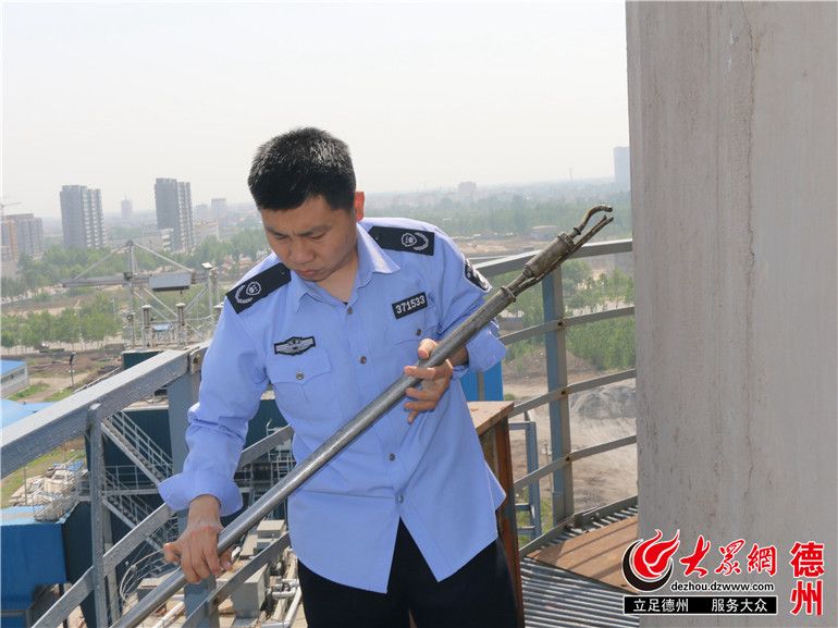 继续了解来到更衣间里