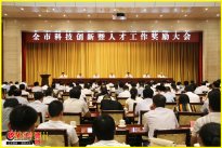 居民：小区配套不全 怀疑开发商违规交房