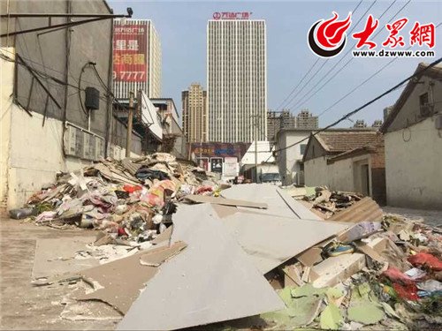 马路南侧的池家堤口村里却堆着一座垃圾