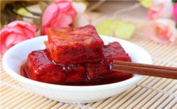 近千平米的健身广场和一条条硬化好的小