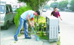 记者拍下了这张郭大爷与大儿子郭建军
