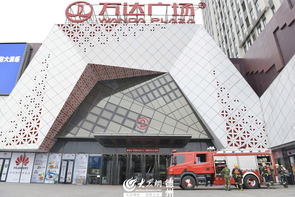 配合演习的市民都捂住口鼻迅速从商场里