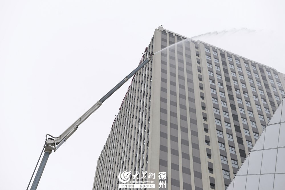 将现场的浓烟全部吸走