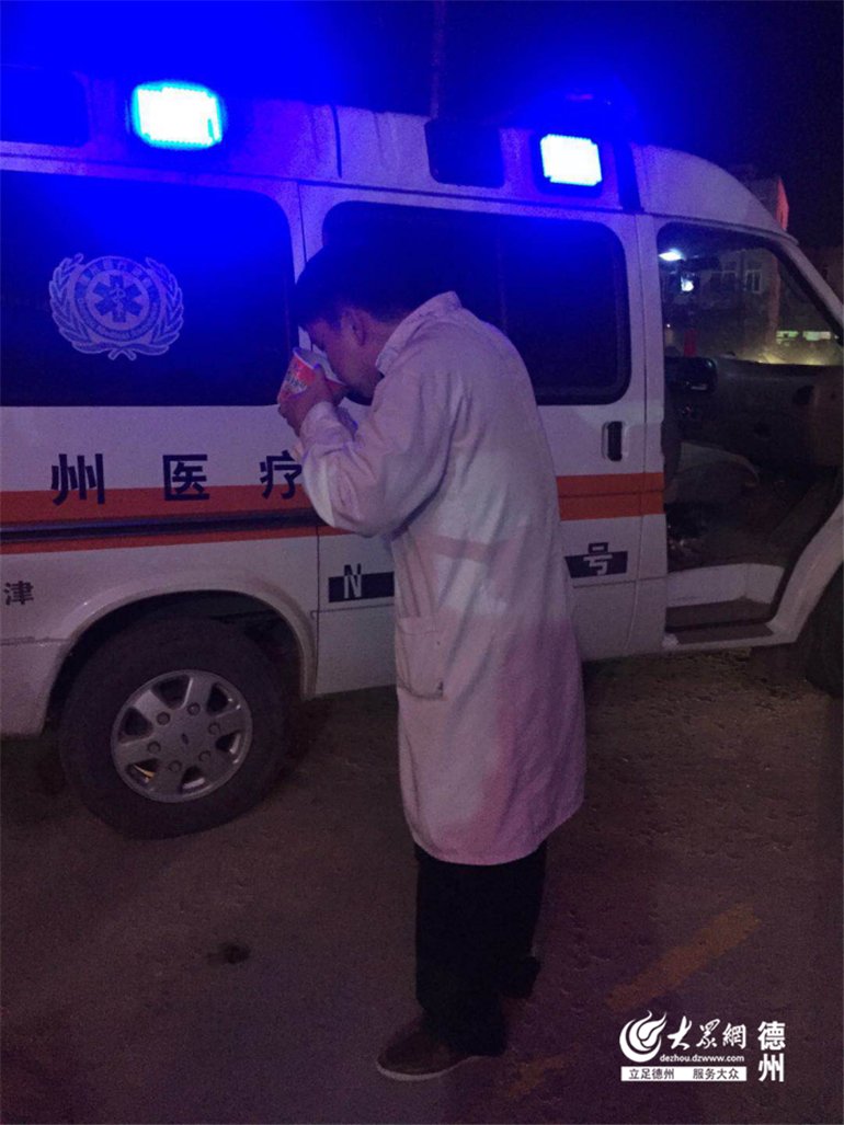 在寒风中用双手为病人高举输液瓶
