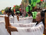 位于城阳区正阳路的人民广场路段彩旗招