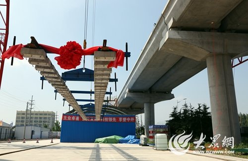 其中世中区间铺轨基地负责高架段轨道铺