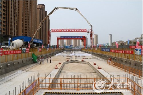 敞口段铺轨基地负责地下段轨道铺设