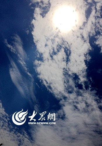 蓝天白云美醉青岛市民。