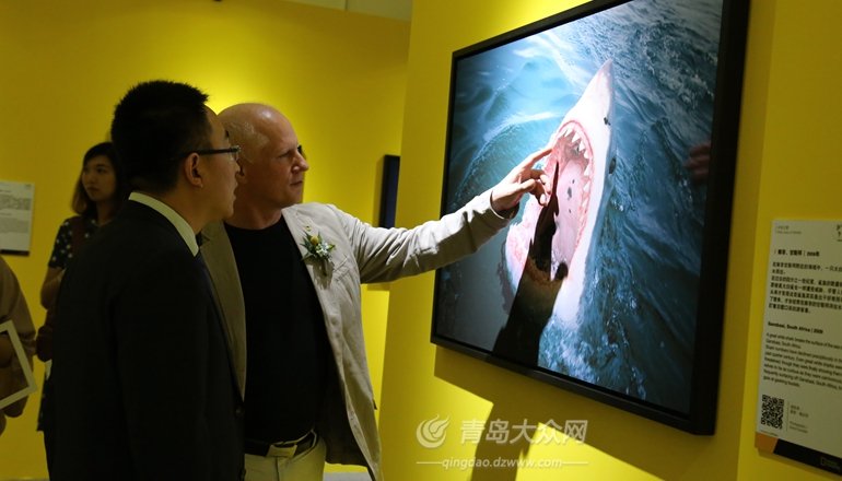 展区内的时光走廊全景