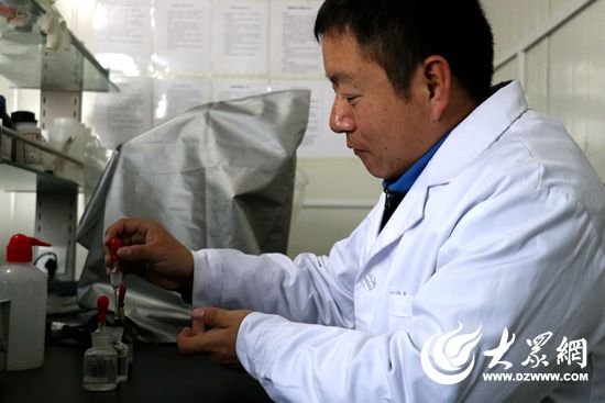 小海狗和饲养员嬉戏玩耍 其乐融融