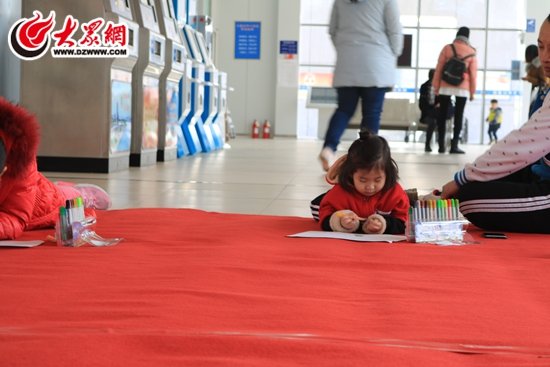 孩子们在参加攀岩比赛