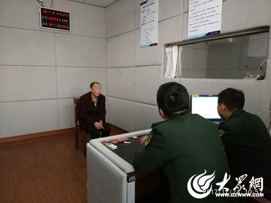 佟某在石臼边防派出所接受审讯