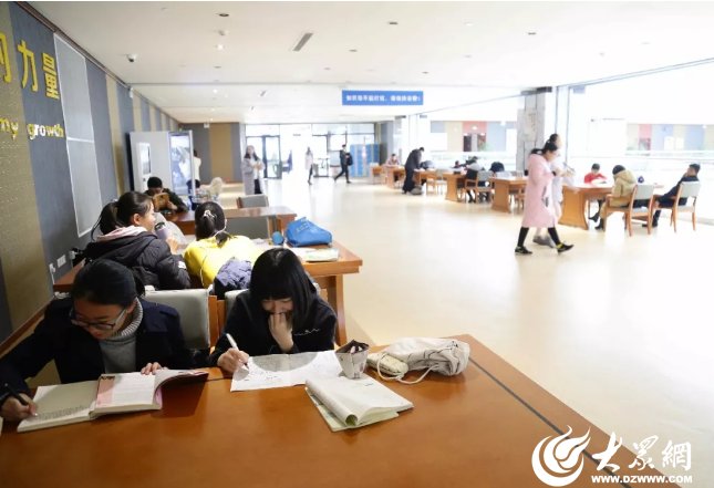 日照市图书馆内新增的自修座位
