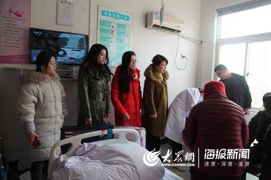 志愿者们到病房看望李明友老人并为老人