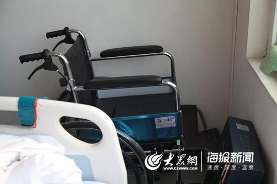 志愿者为李明友老人准备的轮椅