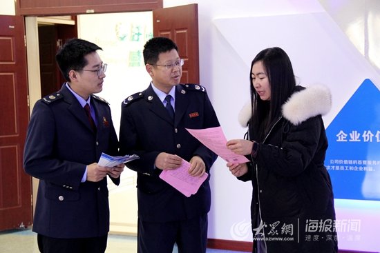 税务工作人员向企业人员讲解税收政策