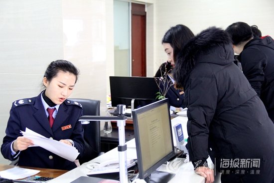 税务人员向纳税人讲解税收政策
