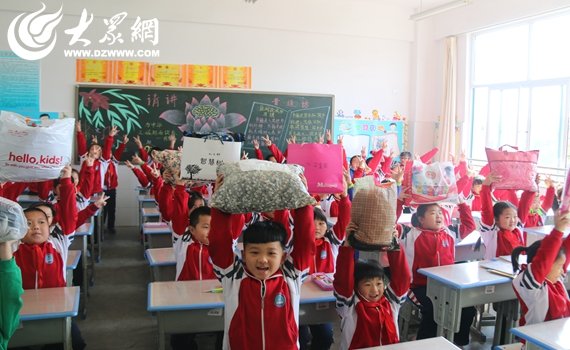听说这个板子黑乎乎的，居然是因为我掉色