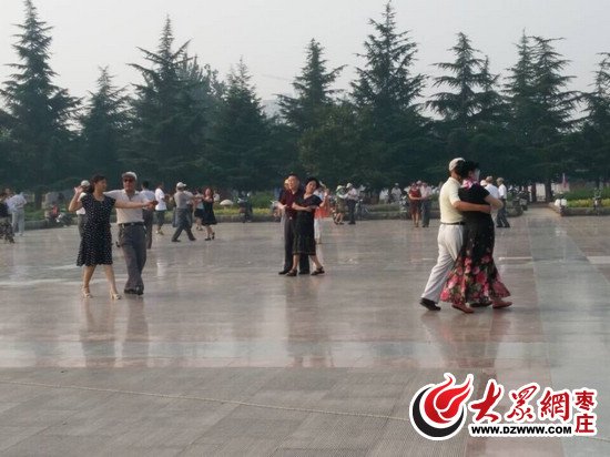 有人在享受逛街的乐趣