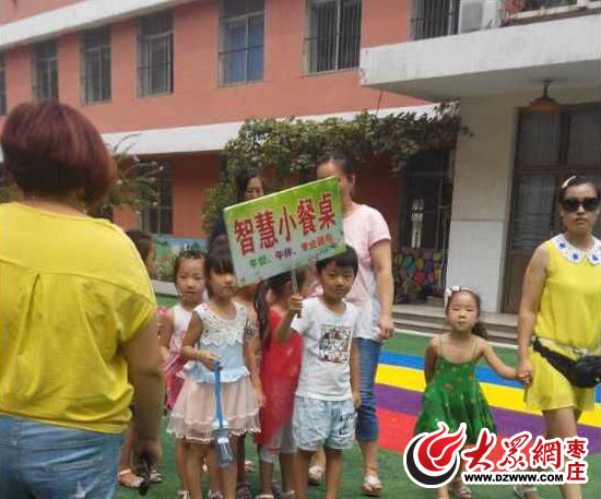 有人在享受逛街的乐趣