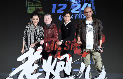 而贝儿则是一副小公主打扮
