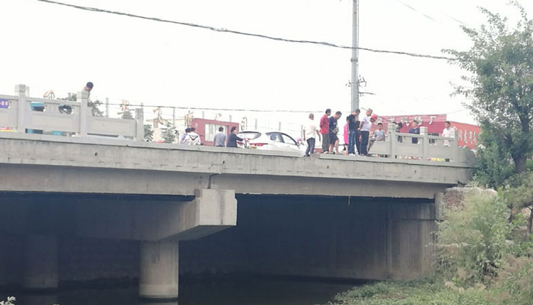 台儿庄古城中学刘亚分别致辞