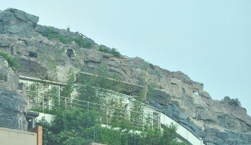 全国各地迎来国庆长假首个出行高峰