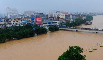 一名骑车人艰难涉水前行