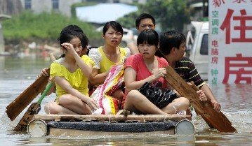 西湖水漫过堤岸冲向隔壁的杭州市环城西