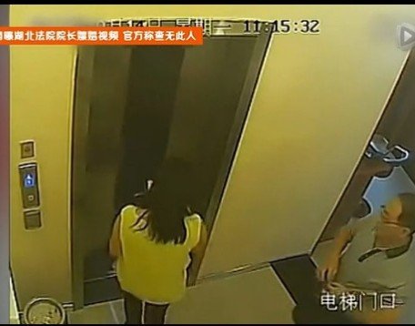 李小璐秦岚等姐妹淘聚会 齐穿短裙当街